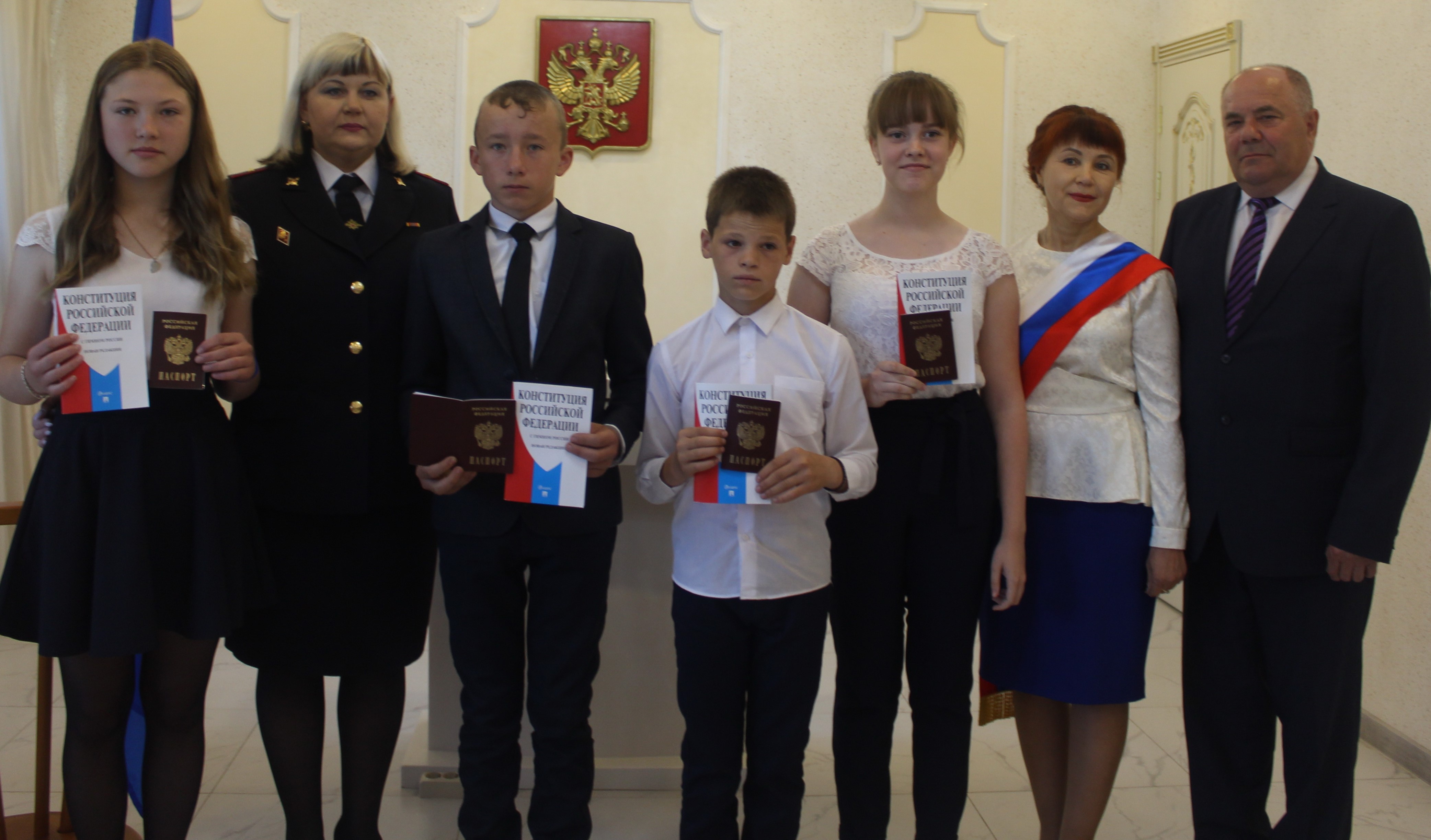 В преддверии Дня России юношам и девушкам вручили первые паспорта