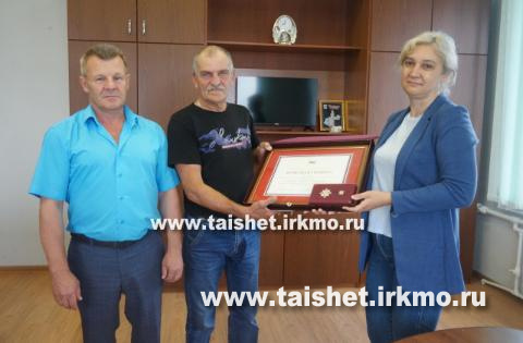 Водитель администрации Тайшетского района получил Почётную грамоту Законодательного Собрания