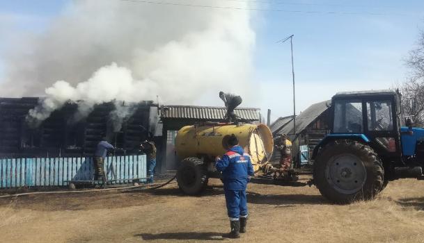Добровольная пожарная команда Евдокимовского сельского поселения предотвратила распространение огня на соседние строения