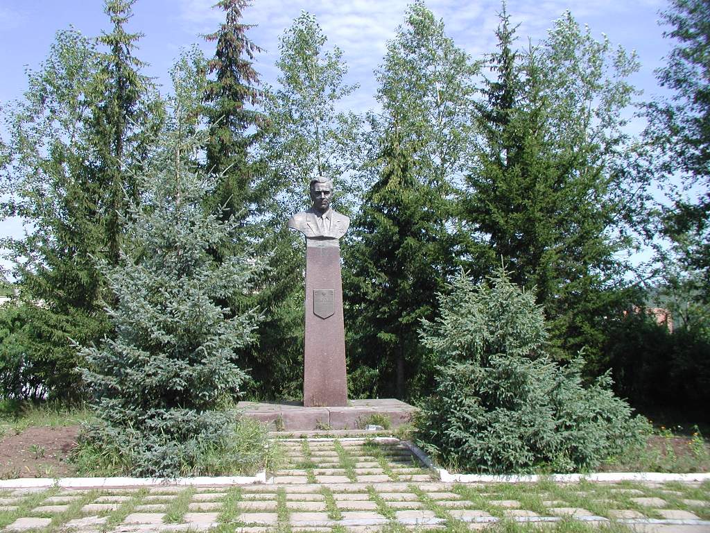 Памятник академику М.К. Янгелю.JPG