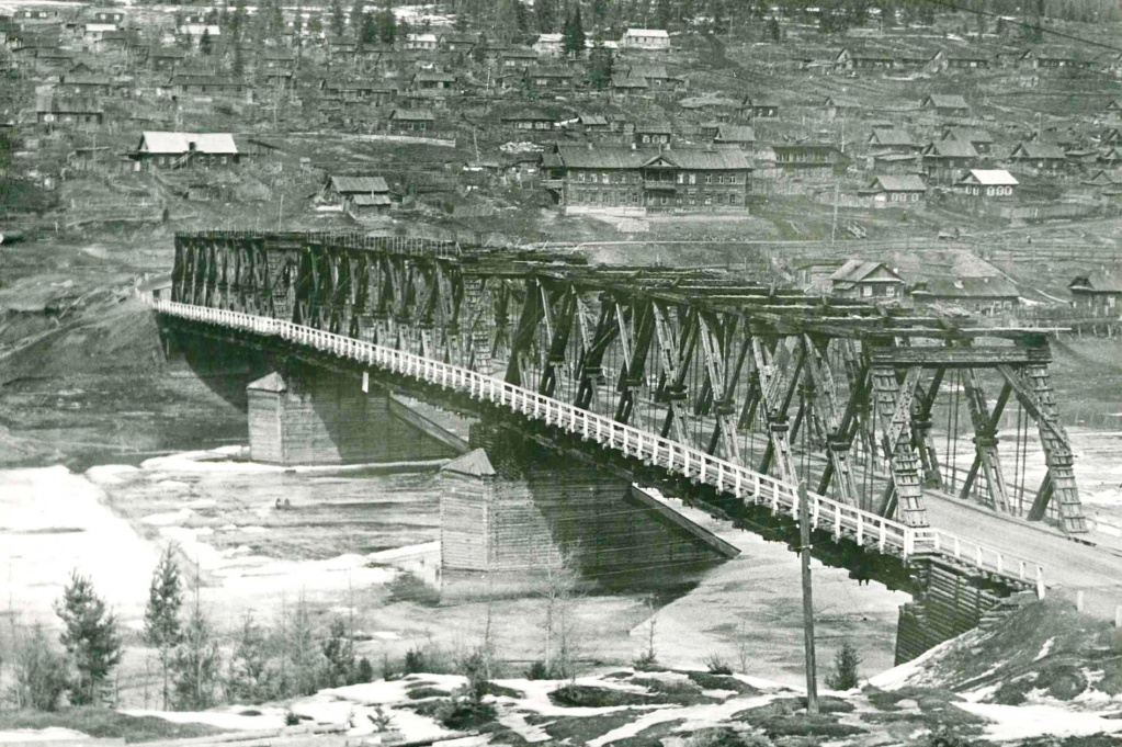 Мост через реку Илим, построенный из лиственницы. Правый берег Илима. Село Илимск (апрель 1970 г.).jpg