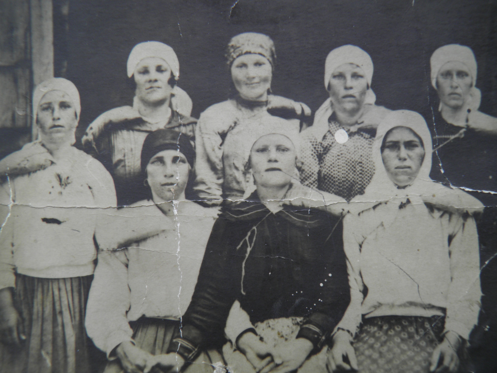 фото 4-  женщины с наплечниками для переноски брёвен.JPG