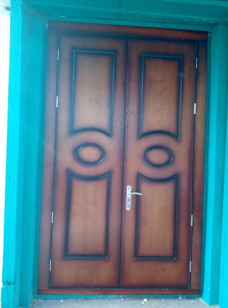 Текущий ремонт дверей (смена дверных приборов) в СДК с. Александровск МБУК ИКЦ
