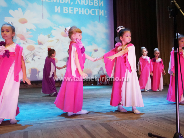 День семьи, любви и верности в Тайшете отметили концертом