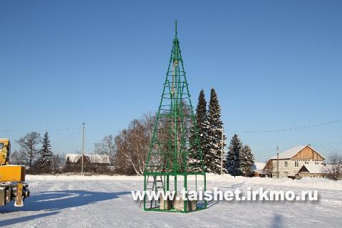 Предчувствие праздника: на площади будущего ФОКОТа  установили главную елку района