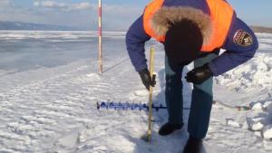 Толщину льда в опасных местах водных объектов замерили госинспекторы 