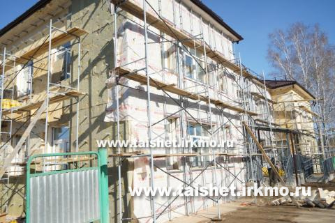 В городе Бирюсинске строители приступили к облицовке фасада детского сада №3