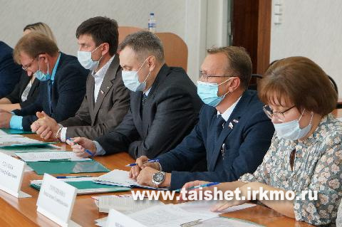 Депутаты Думы Тайшетского района оказали помощь погорельцам