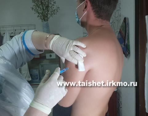 Сотрудники администрации района вакцинируются от коронавируса
