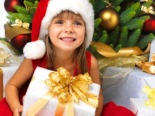 Проводится прием заявлений на предоставление новогодних подарков детям