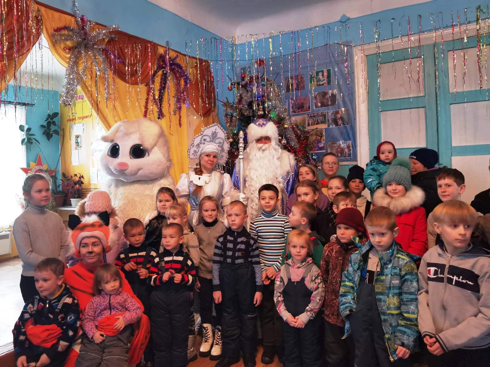 Культура Черемховского района в праздничные дни продолжает дарить жителям новогоднее волшебство и яркие творческие подарки.