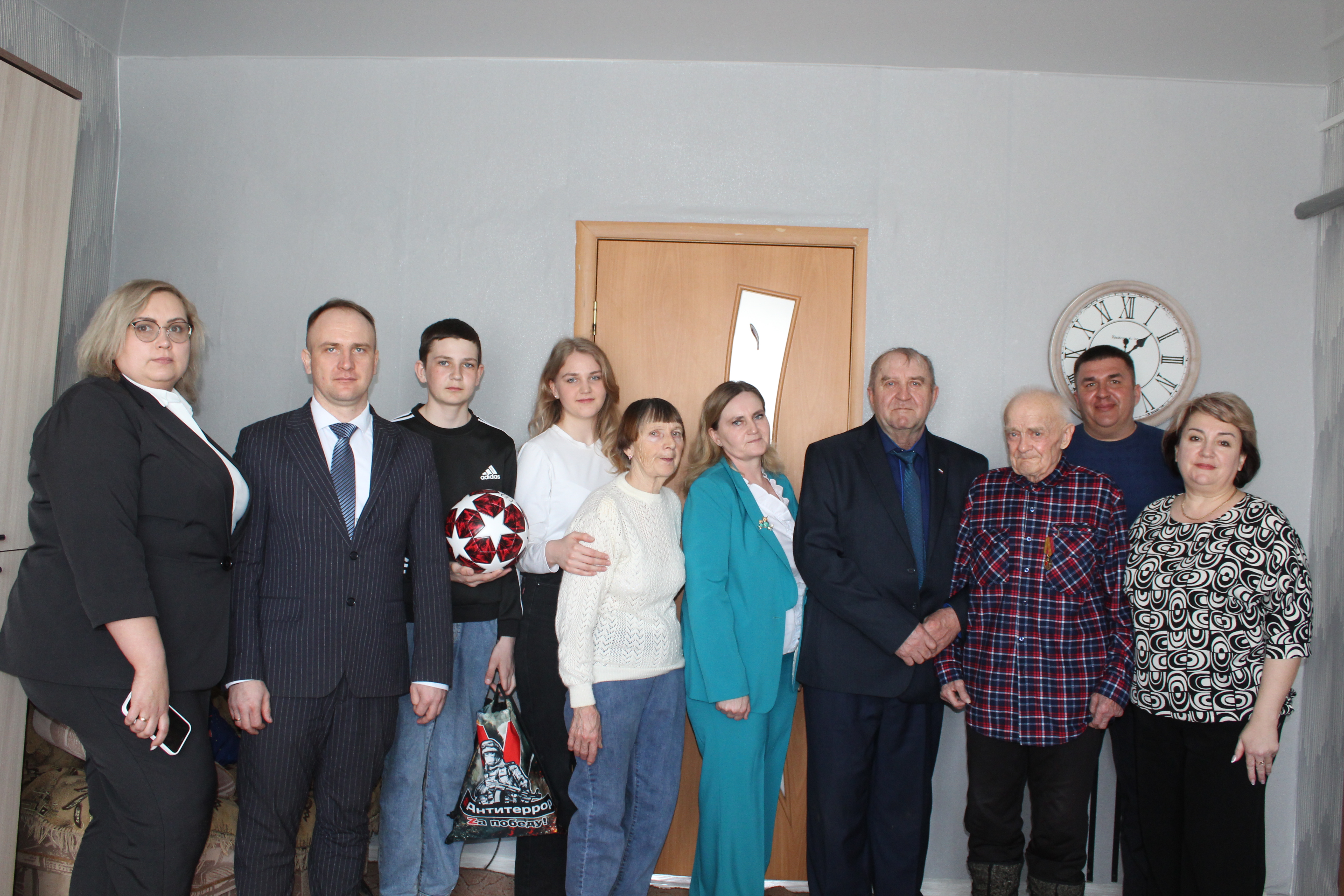Ветерану Великой Отечественной войны вручили памятную медаль в честь 80-летия Победы