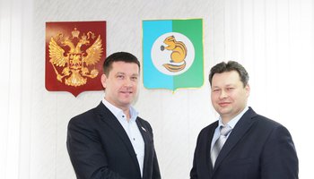 Депутат Государственной Думы Андрей Чернышёв поздравил мэра Усть-Илимского района с Днем рождения. 