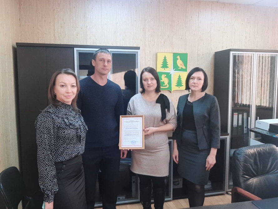 Молодой семье вручили сертификат на приобретение жилья