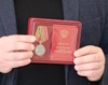 Мэр передал награду бойца его дочери