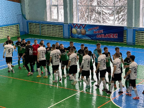 Нижнеилимский спортзал "Горняк" не успевает отдыхать от еженедельных  спортивных соревнований всех видов спорта. 