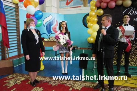 Мэр района Александр Величко поздравил тайшетских школьников с последним звонком