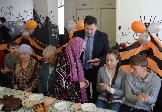 Я.И.Макаров  вручает медаль труженику тыла Метлицкой Н.Ф