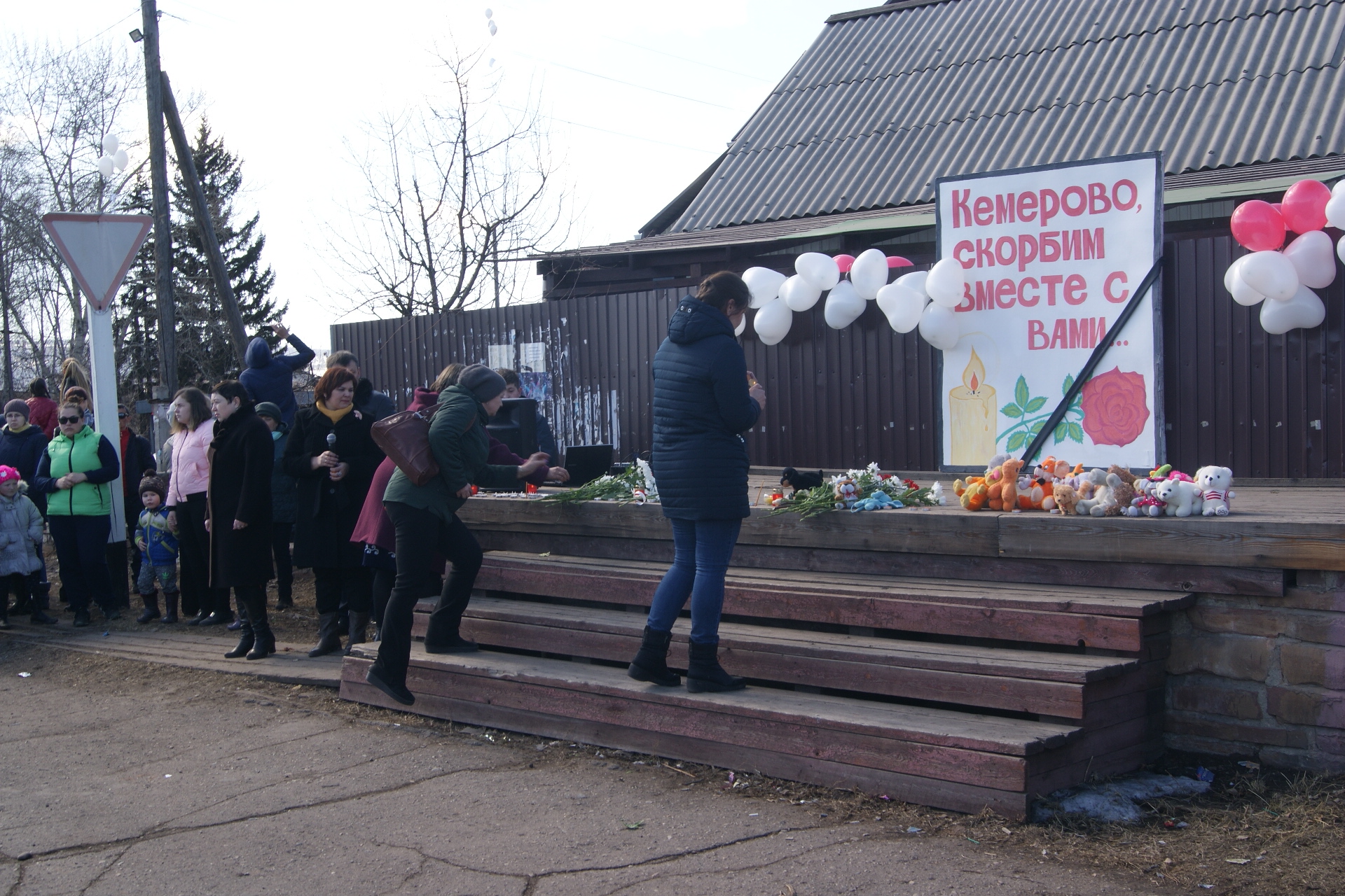  Траурный митинг в поддержку Кемерово прошел в Качугском районе