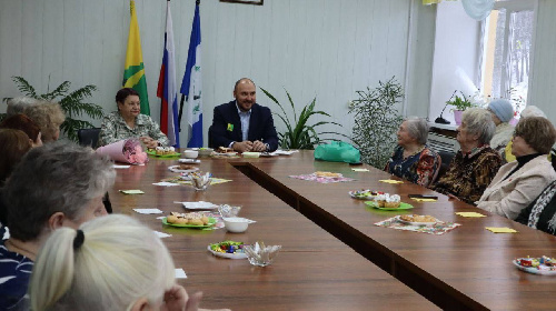 В преддверии Дня матери мэр округа Павел Березовский встретился с активистами Районного Совета ветеранов. 
