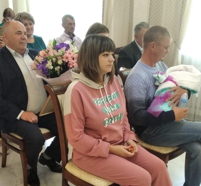 Мэр Тулунского района Михаил Иванович Гильдебрант поздравил семью Тоболовых с рождением дочери