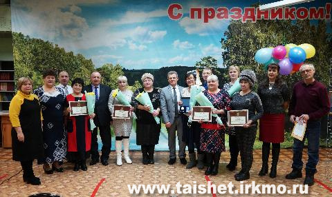 В Тайшетском районе  наградили семьи, прожившие в браке более 25 лет   и  родителей приемных детей