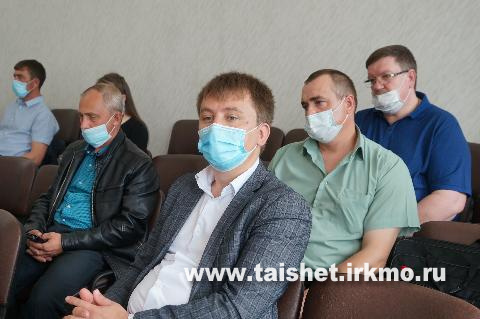 Мэр Тайшетского района Александр Величко провёл совещание по вопросам организации общероссийского голосования по поправкам в Конституцию