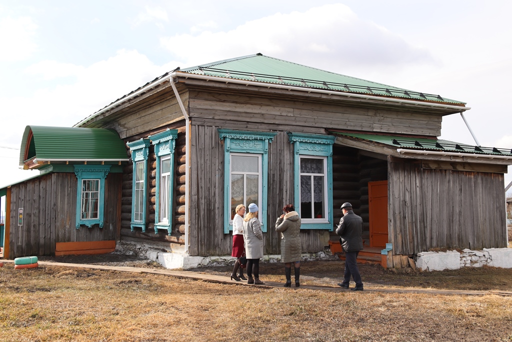 В деревне Нены прошла приемка отремонтированной кровли здания школы и пищеблока