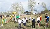 Прыжки через огромную скакалку