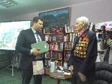 Макаров Я.И. поздравляет ветерана