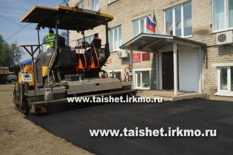 Начались работы по благоустройству прилегающей к зданию администрации Тайшетского района территории