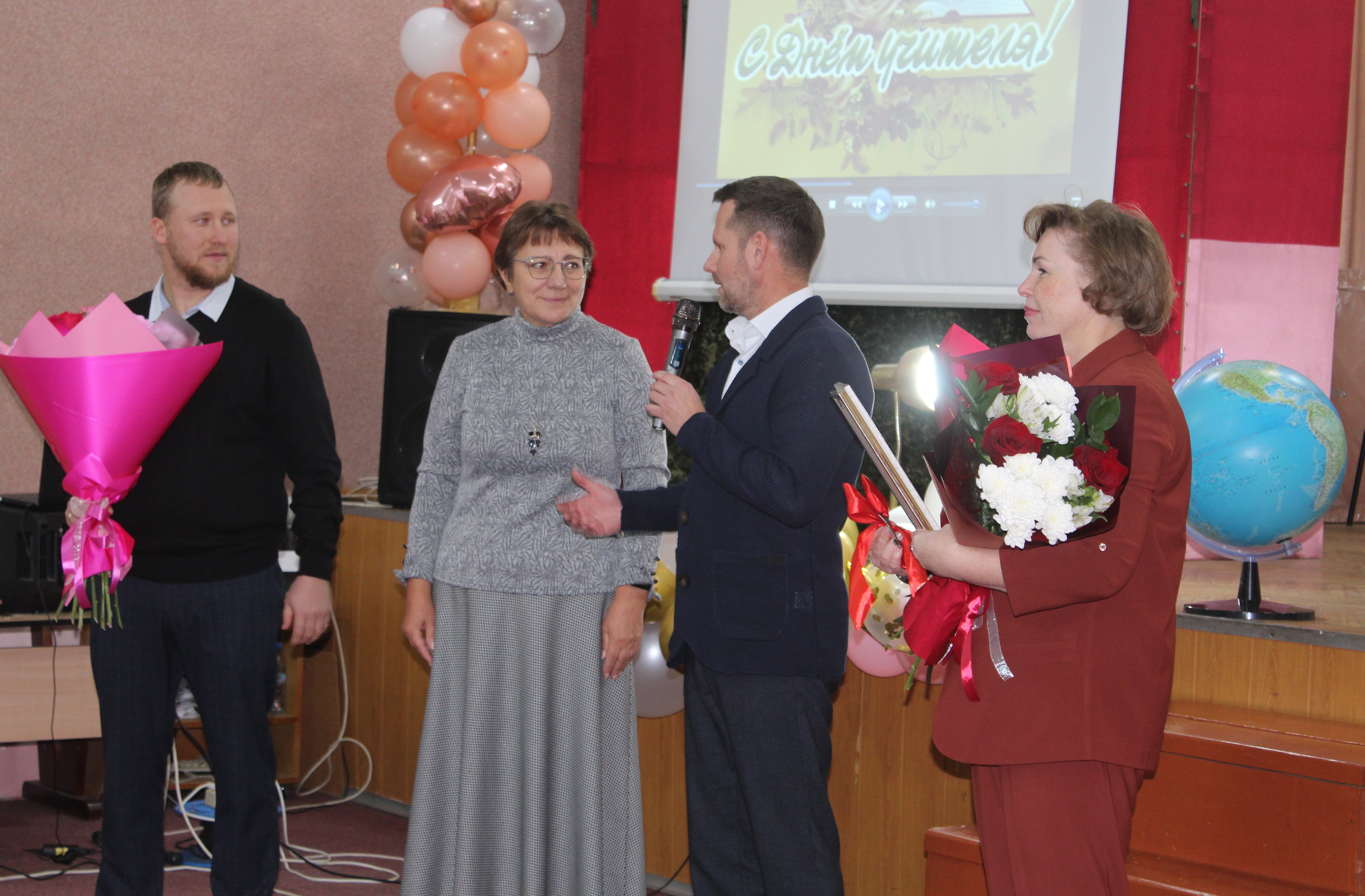 Компания «ЭН+УГОЛЬ» подарила автобус Алгатуйской средней школе