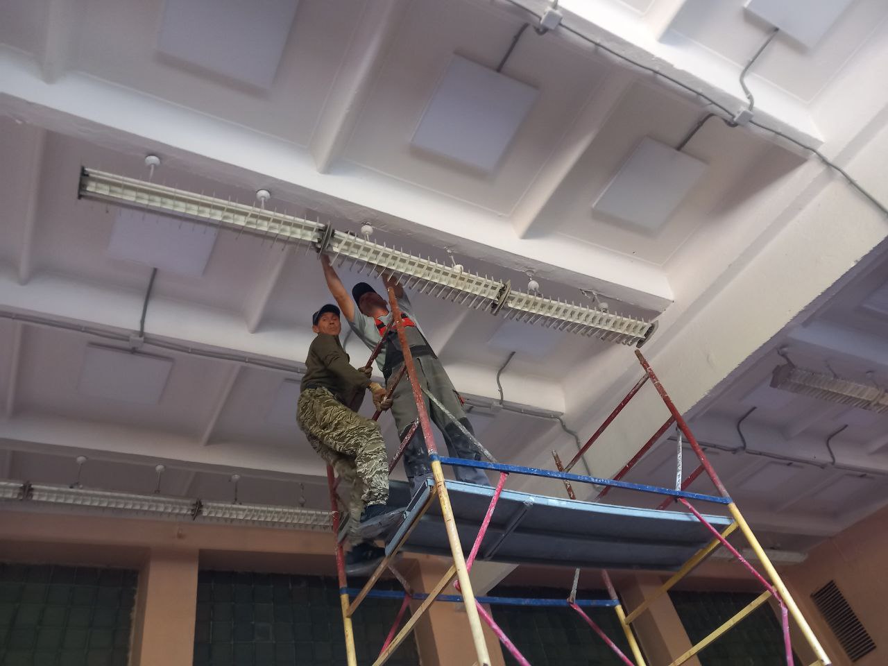 Военными коммунальщиками проведена замена светильников в школе военного городка Военными коммунальщиками проведена замена светильников в школе военного городка