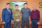 31 марта в кабинете мэра Осинского муниципального района Бориса Хошхоева состоялась встреча с военнослужащим, который проходит службу в зоне СВО, Виктором Филатовым