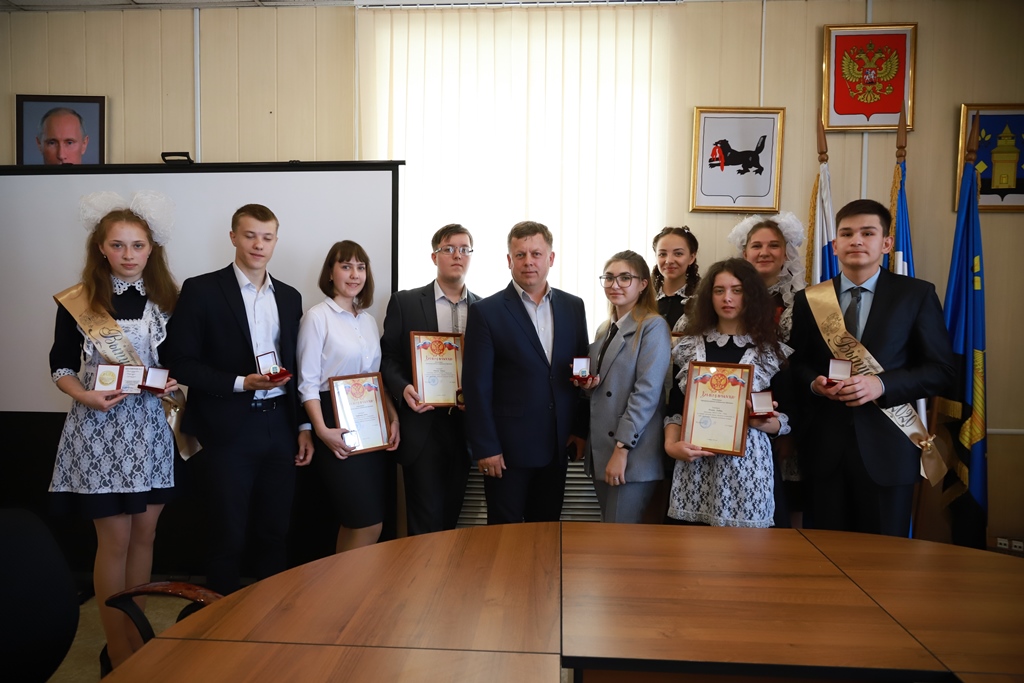 Лучшие выпускники школ Черемховского района 2020 года получили сегодня медали за успехи в обучении из рук мэра Сергея Марача