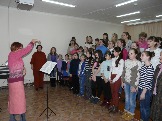  Преподаватель Братского музыкального училища Ирина Николаевна Овчинникова  работает с хором Лазурь