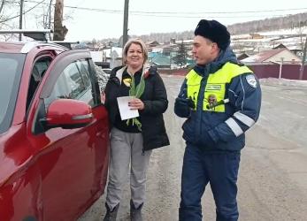 В Бохане сотрудники Госавтоинспекции поздравили автолюбительниц с праздником весны