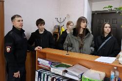 В Черемхово полицейские познакомили подростков с профессией полицейского
