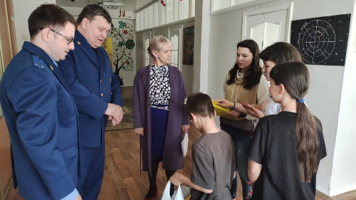 Усть-Илимская межрайонная природоохранная прокуратура провела встречу с детьми в Центре социальной помощи семье и детям