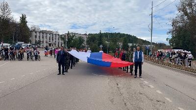 Гордо реет флаг России, распростёршись над Землёй… 