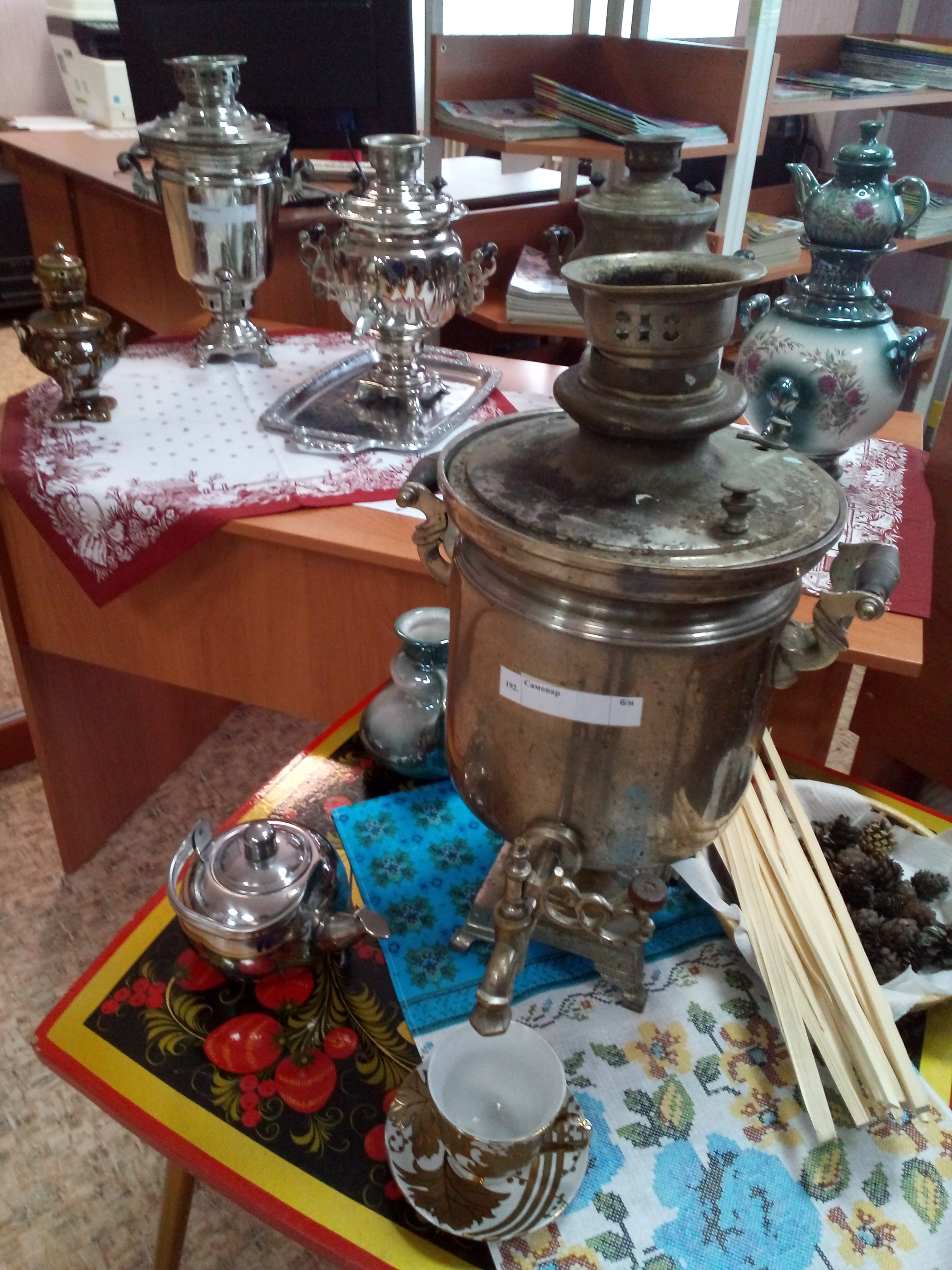 Самовар мой кипит на дубовом столе