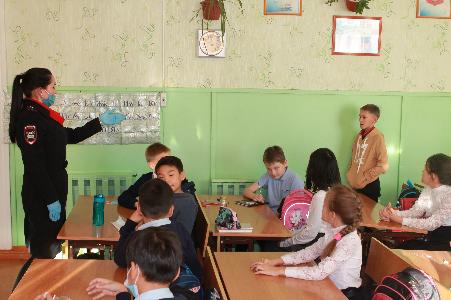 Сотрудники ОГИБДД МО МВД России «Боханский» проводят профилактические беседы в образовательных учреждениях 