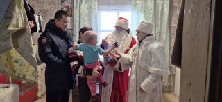 Боханские полицейские вручили подарки юным жителям района