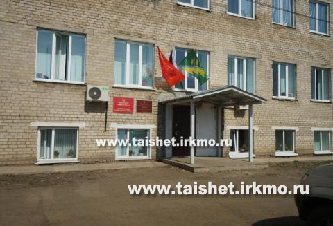 На здании администрации Тайшетского района установили копию Знамени Победы