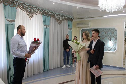 Сегодня в Международный День семьи Глава города Железногорска-Илимского Павел Березовский поздравил с Днём бракосочетания молодую семью Коршуковых Александра и Веронику: