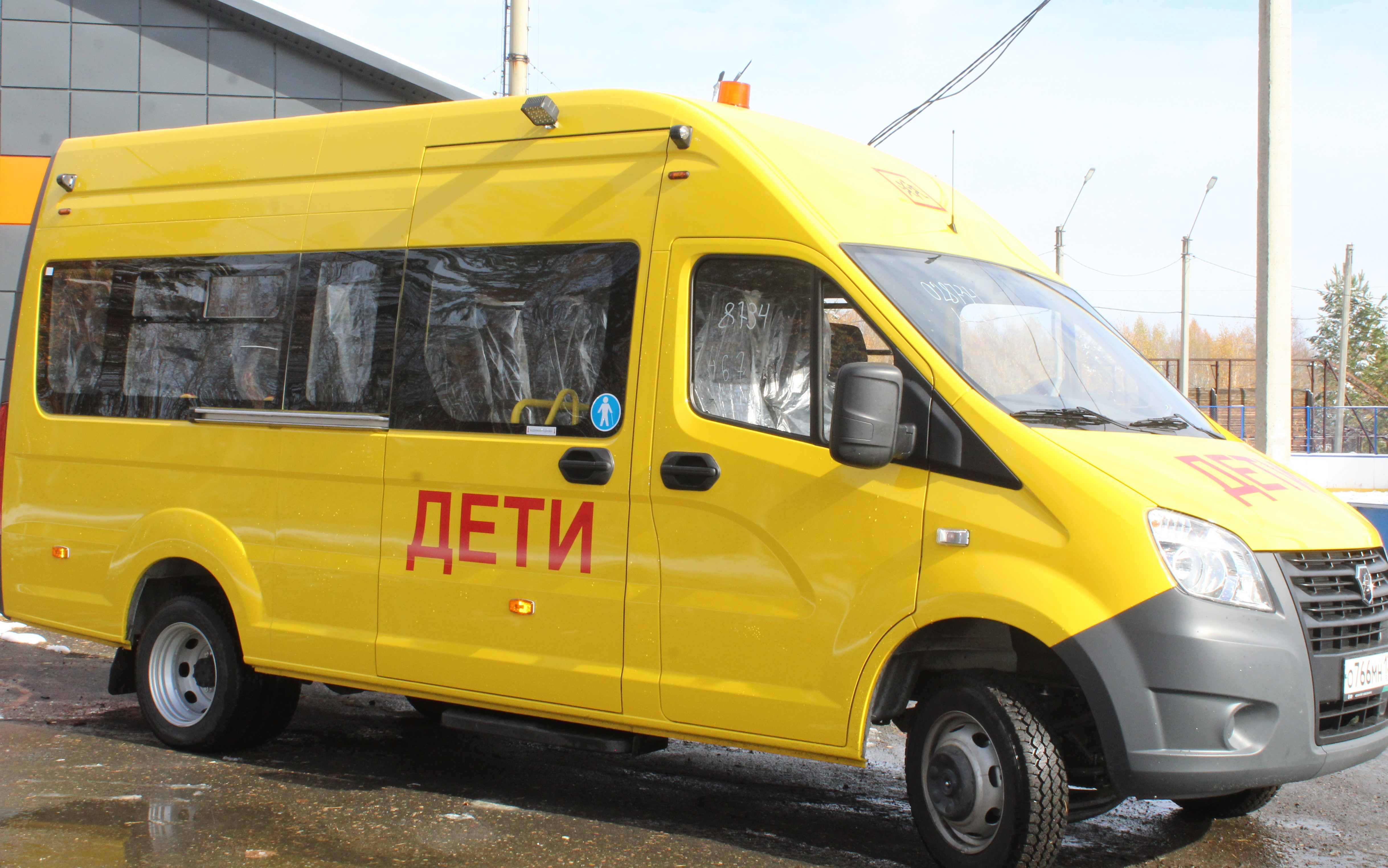 Компания «ЭН+УГОЛЬ» подарила автобус Алгатуйской средней школе
