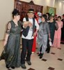 Живая музыка, старинные наряды и чинные танцы