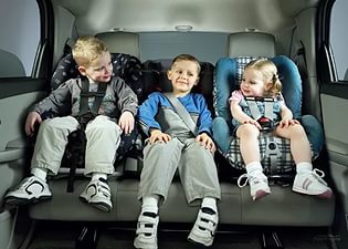 Уточнен порядок перевозки детей в легковом автомобиле и кабине грузового автомобиля 
