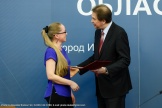 Диплом вручает заместитель Губернатора Иркутской области Дубровин С. И