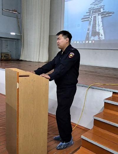 Полицейские приняли участие в общешкольном родительском собрании